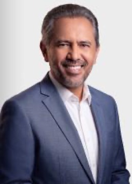 Foto oficial de Elmano de Freitas no registro do TSE
